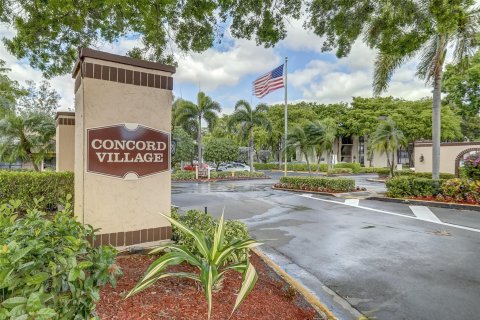 Condominio en venta en Tamarac, Florida, 2 dormitorios, 94.11 m2 № 1017054 - foto 1