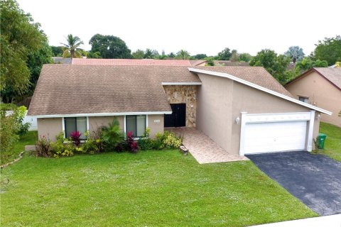 House in Lauderhill, Florida 3 bedrooms, 187.76 sq.m. № 1141134 - photo 2