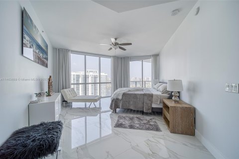 Condo in North Miami Beach, Florida, 2 bedrooms  № 751988 - photo 2