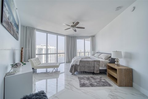 Condo in North Miami Beach, Florida, 2 bedrooms  № 751988 - photo 3
