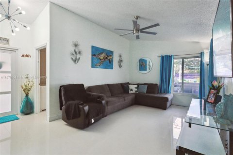 House in North Lauderdale, Florida 3 bedrooms, 127.28 sq.m. № 1151023 - photo 24