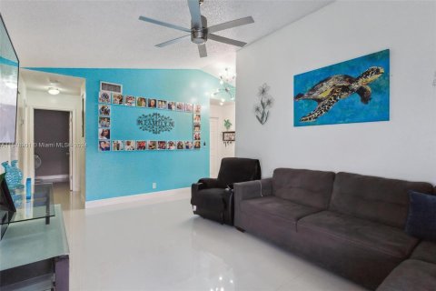 House in North Lauderdale, Florida 3 bedrooms, 127.28 sq.m. № 1151023 - photo 26