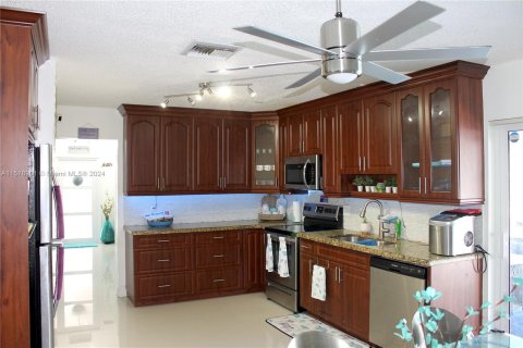 House in North Lauderdale, Florida 3 bedrooms, 127.28 sq.m. № 1151023 - photo 17