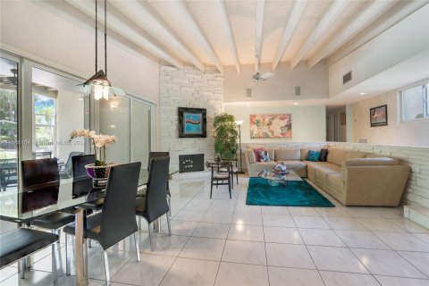 Купить виллу или дом в Норт-Майами-Бич, Флорида 4 спальни, 257.71м2, № 1101654 - фото 1