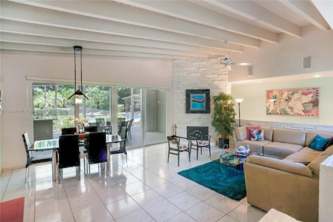 House in North Miami Beach, Florida 4 bedrooms, 257.71 sq.m. № 1101654 - photo 2