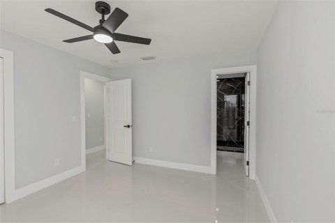 House in Tampa, Florida 4 bedrooms, 137.12 sq.m. № 1363120 - photo 4