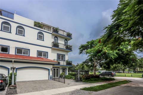 Townhouse in Fort Lauderdale, Florida 3 bedrooms, 227.33 sq.m. № 834706 - photo 4