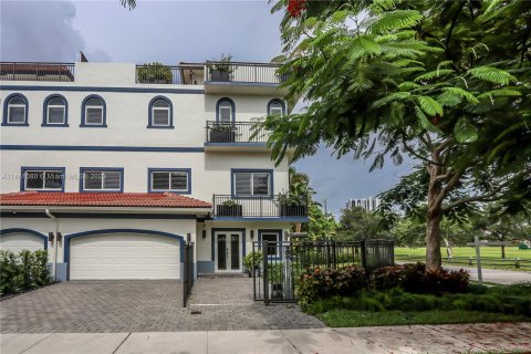 Townhouse in Fort Lauderdale, Florida 3 bedrooms, 227.33 sq.m. № 834706 - photo 1