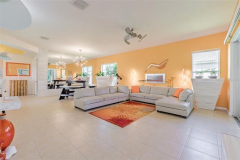 House in Wimauma, Florida 2 bedrooms, 183.67 sq.m. № 736848 - photo 21