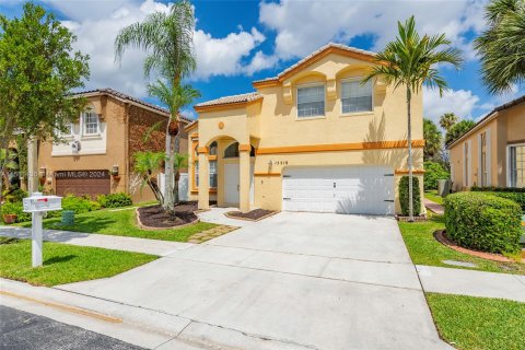 House in Pembroke Pines, Florida 4 bedrooms, 254.55 sq.m. № 1160077 - photo 2