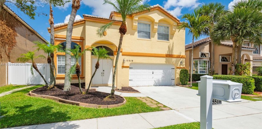 Casa en Pembroke Pines, Florida 4 dormitorios, 254.55 m2 № 1160077