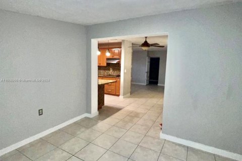 House in Miami, Florida 3 bedrooms, 140.65 sq.m. № 1365366 - photo 10