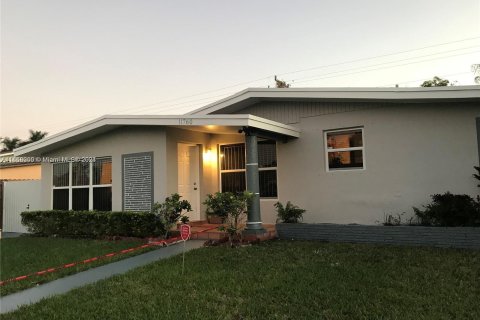 House in Miami, Florida 3 bedrooms, 140.65 sq.m. № 1365366 - photo 1