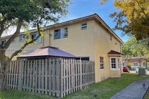 Touwnhouse à vendre à Hialeah, Floride: 3 chambres, 137.12 m2 № 1365419 - photo 2