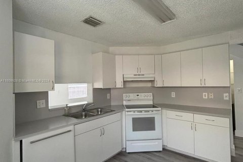 Touwnhouse à vendre à Hialeah, Floride: 3 chambres, 137.12 m2 № 1365419 - photo 14