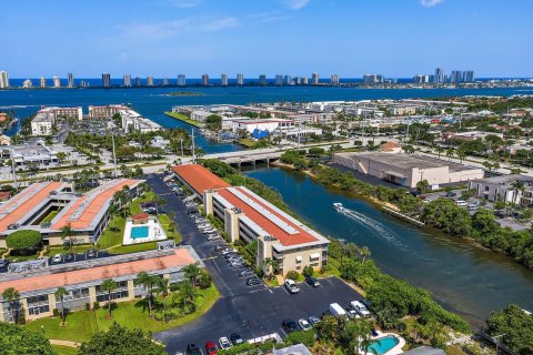 Condominio en venta en North Palm Beach, Florida, 2 dormitorios, 82.31 m2 № 1013775 - foto 2