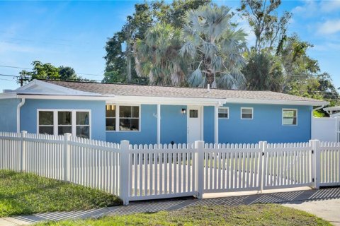 Casa en venta en Tampa, Florida, 4 dormitorios, 137.68 m2 № 1366608 - foto 1