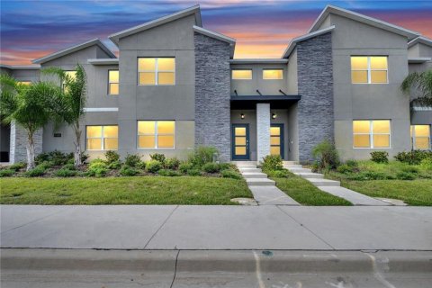 Townhouse in Davenport, Florida 4 bedrooms, 177.81 sq.m. № 1366609 - photo 1