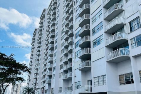 Condominio en venta en Aventura, Florida, 1 dormitorio, 93.37 m2 № 942735 - foto 2