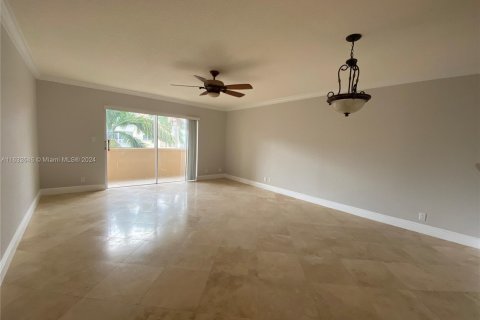 Condo in Hallandale Beach, Florida, 2 bedrooms  № 1292999 - photo 1