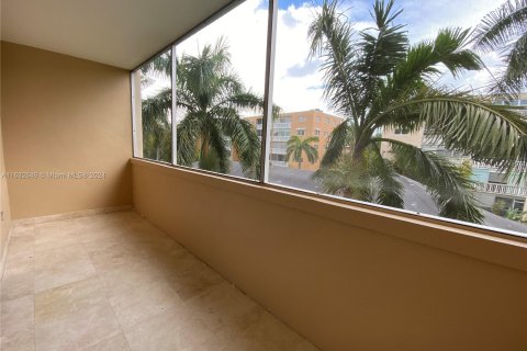 Condo in Hallandale Beach, Florida, 2 bedrooms  № 1292999 - photo 16