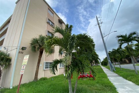 Condo in Hallandale Beach, Florida, 2 bedrooms  № 1292999 - photo 19