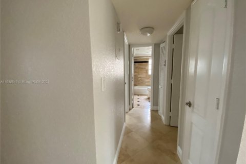 Condo in Hallandale Beach, Florida, 2 bedrooms  № 1292999 - photo 7