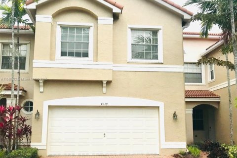 Townhouse in Miramar, Florida 4 bedrooms, 180.97 sq.m. № 1364807 - photo 1