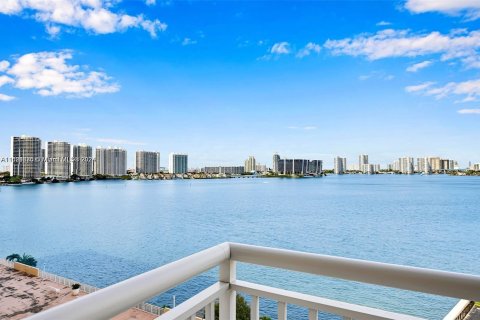 Condo in Sunny Isles Beach, Florida, 2 bedrooms  № 1270935 - photo 3