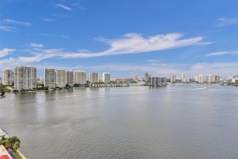 Condo in Sunny Isles Beach, Florida, 2 bedrooms  № 1270935 - photo 12