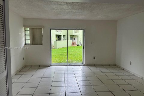 House in Miami, Florida 2 bedrooms, 102.94 sq.m. № 1397485 - photo 8