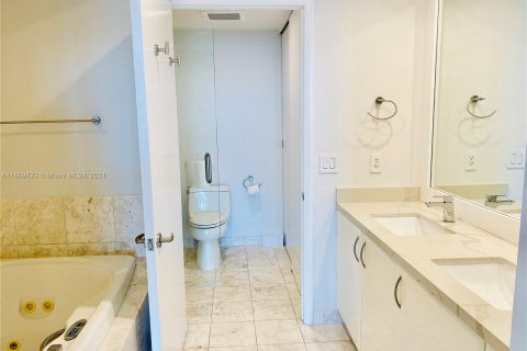 Condominio en alquiler en Miami, Florida, 1 dormitorio, 105.44 m2 № 1397519 - foto 17