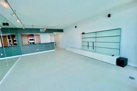 Condominio en alquiler en Miami, Florida, 1 dormitorio, 105.44 m2 № 1397519 - foto 3