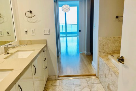 Condominio en alquiler en Miami, Florida, 1 dormitorio, 105.44 m2 № 1397519 - foto 18