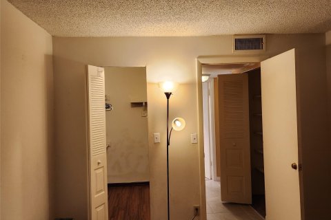 Condo in Sunrise, Florida, 1 bedroom  № 968402 - photo 11