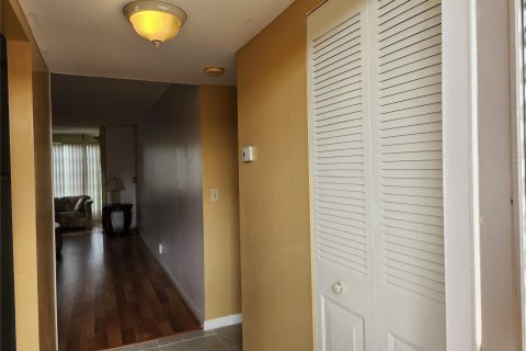 Condo in Sunrise, Florida, 1 bedroom  № 968402 - photo 17