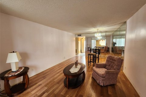 Condo in Sunrise, Florida, 1 bedroom  № 968402 - photo 8