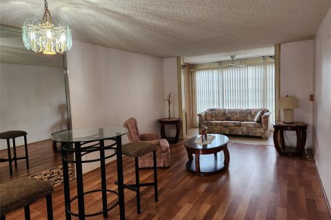 Condo in Sunrise, Florida, 1 bedroom  № 968402 - photo 15