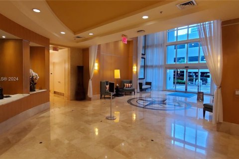 Condo in Hallandale Beach, Florida, 3 bedrooms  № 1396257 - photo 24