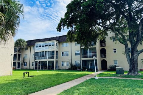 Condo in Coral Springs, Florida, 1 bedroom  № 1396307 - photo 14