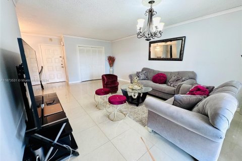 Condo in Coral Springs, Florida, 1 bedroom  № 1396307 - photo 3