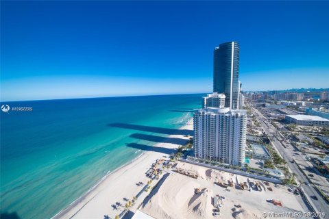 Condominio en alquiler en Sunny Isles Beach, Florida, 3 dormitorios, 280.38 m2 № 13318 - foto 3