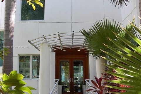 House in Fort Lauderdale, Florida 5 bedrooms, 375.6 sq.m. № 565004 - photo 2