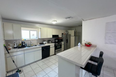 Casa en venta en Miami, Florida, 4 dormitorios № 1368642 - foto 7