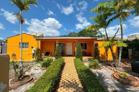 Villa ou maison à vendre à Miami, Floride: 4 chambres № 1368642 - photo 1