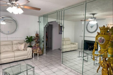 Casa en venta en Miami, Florida, 4 dormitorios № 1368642 - foto 2