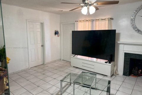 Casa en venta en Miami, Florida, 4 dormitorios № 1368642 - foto 4