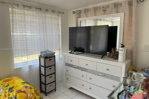 Villa ou maison à vendre à Miami, Floride: 4 chambres № 1368642 - photo 8