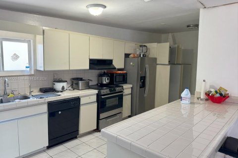 Casa en venta en Miami, Florida, 4 dormitorios № 1368642 - foto 6