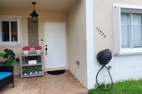 Townhouse in Miami, Florida 3 bedrooms № 1366995 - photo 2